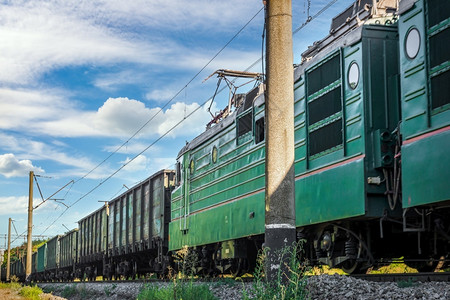 柴油机交货轨在铁路上行驶的火车列图片