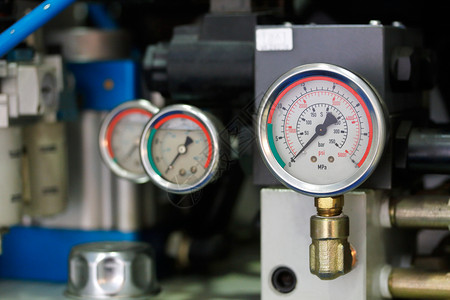 具有压力表测量仪的工业设备有选择焦点圆圈气体可选择的背景图片