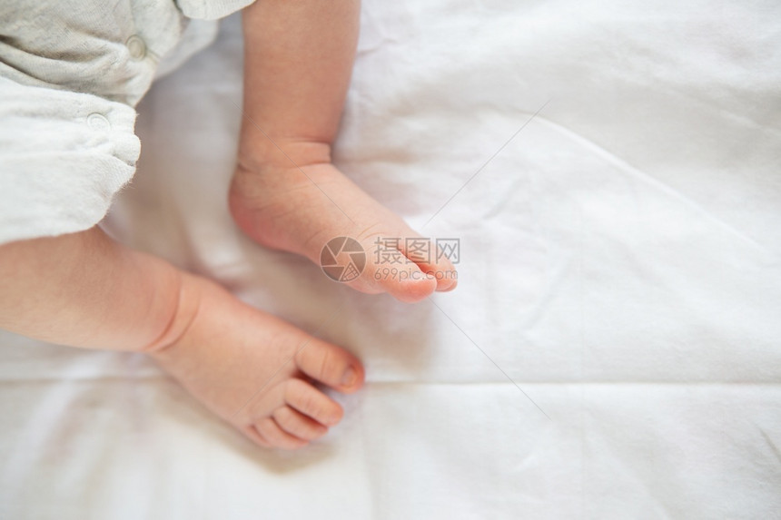 男床上新生婴儿的小脚顶视图母概念乳喂养床上新生婴儿的小脚母乳喂养关心生活图片