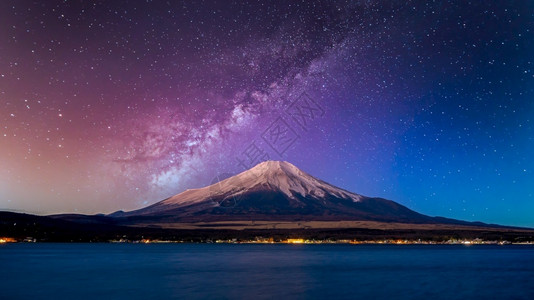 顶峰著名的公吨在日本矢马纳奇藤山在晚上与牛奶状星系和日本川口湖图片