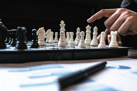 男人挑战工作参加国际象棋董事会风险和战略投资概念的商界领导人力图片