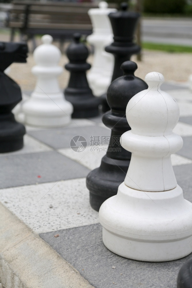 木板领导者典当黑白国王在开放的象棋板上图片