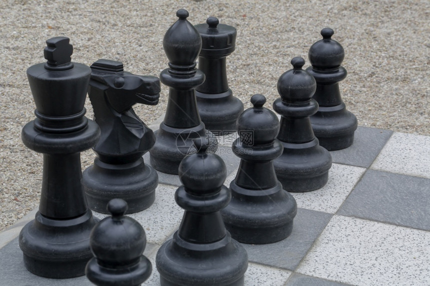 冲突战略黑白国王在开放的象棋板上木图片