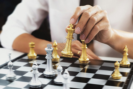 行政人员优胜者象棋盘游戏中的商人竞赛专业图片