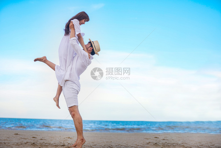 蜜月海洋快乐的浪漫情侣人手牵在海滩上散步恋人图片