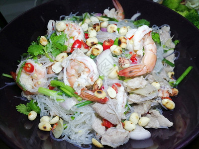 美食泰国辣玻璃面沙拉盘子上有虾和猪肉挂面食物图片