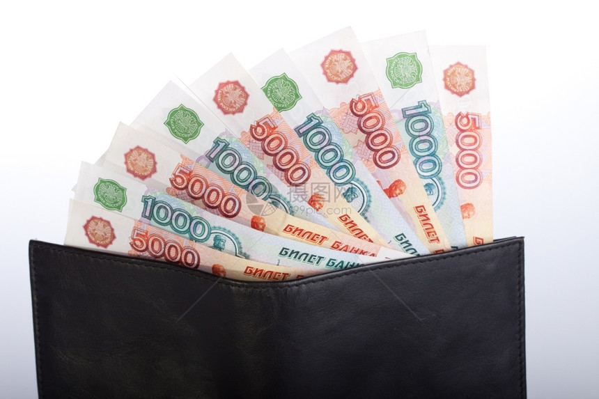 纸支付黑皮钱包中的俄罗斯卢布钞票白色的图片