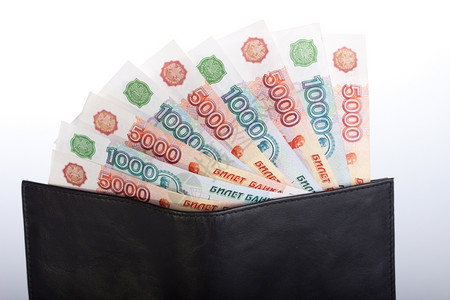 纸支付黑皮钱包中的俄罗斯卢布钞票白色的商业高清图片素材