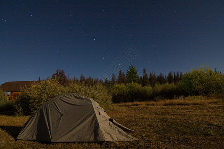 风景优美夜晚在星下绿色帐篷户外河图片