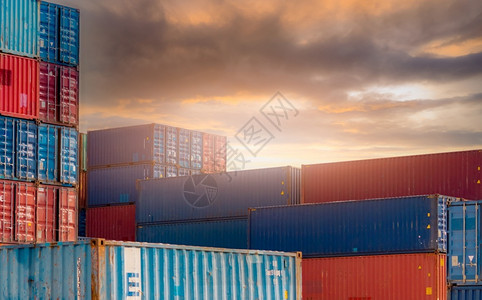 海红色的集装箱物流货运和航业务进出口物流集装箱船货运站港口到的物流业集装箱卡车运输盒子背景