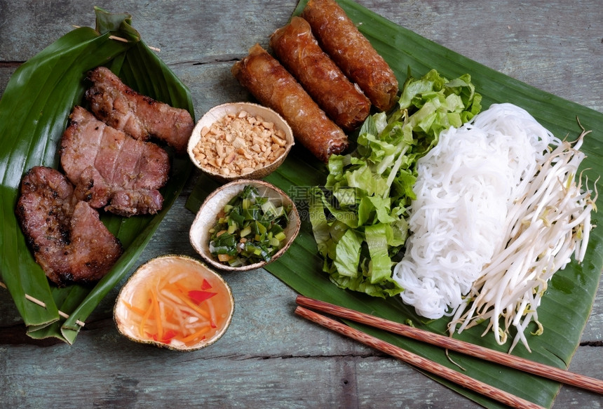 蔬菜一顿饭越南食物春卷或烤肉美味的油炸食品面包沙拉和鱼酱一起吃这也包括丰富的卡路里胆固醇脂肪食品受欢迎的越南饮食炒图片