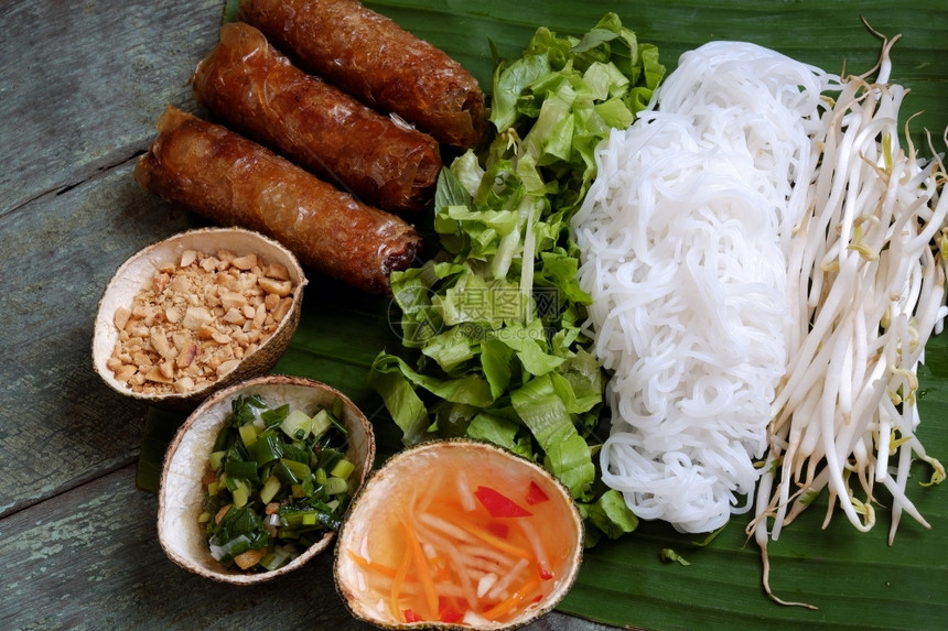 蔬菜筷子越南食物春卷或千焦一种美味的油炸食品气瓶形状用面包沙拉和鱼酱吃这也包括丰富的卡路里胆固醇脂肪食品受欢迎的越南饮食面条图片