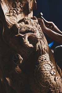 龙日手工制作的雕刻师泰国清迈201年5月2日泰国木雕刻龙在其车间工作室传统渴望的木头关注龙清迈职业背景