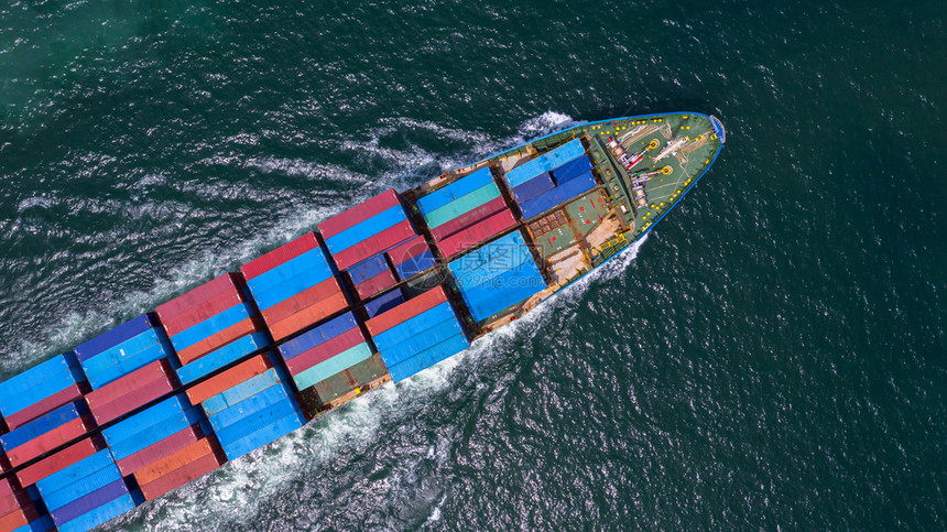工业的交货在进口出业务物流和集装箱船舶在公海上国际运输方面载集装箱的船空中观视集装箱船在进出口业务中的国际运输海洋图片