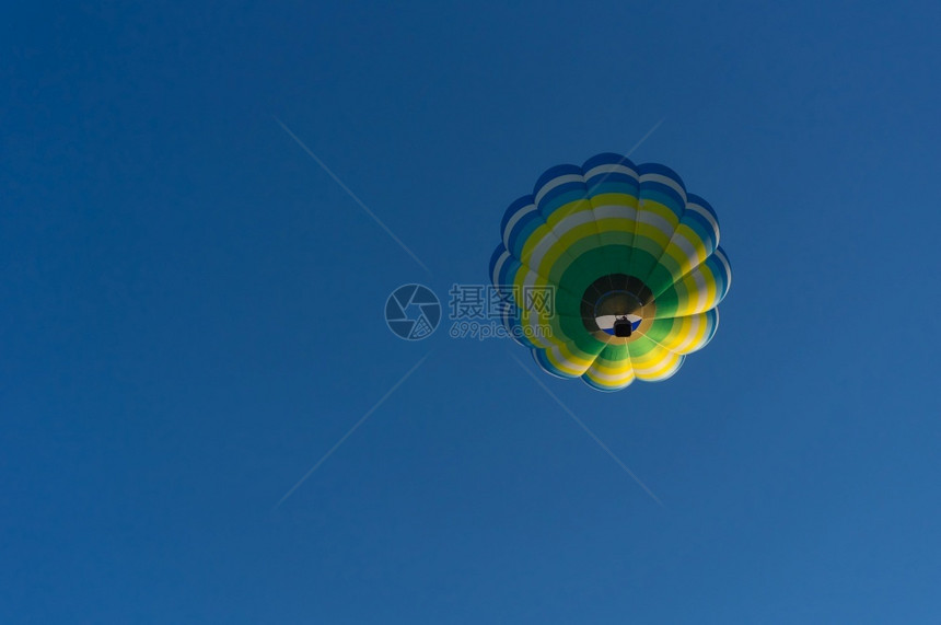 蓝色的泰国清莱气球节上蓝色天空中的多彩热气球飞夏天图片