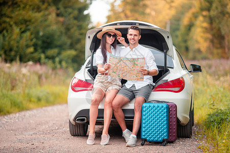 请享用自然快乐的全家人乘车旅行享受夏日假期年轻夫妇旅游者享受暑假运输图片
