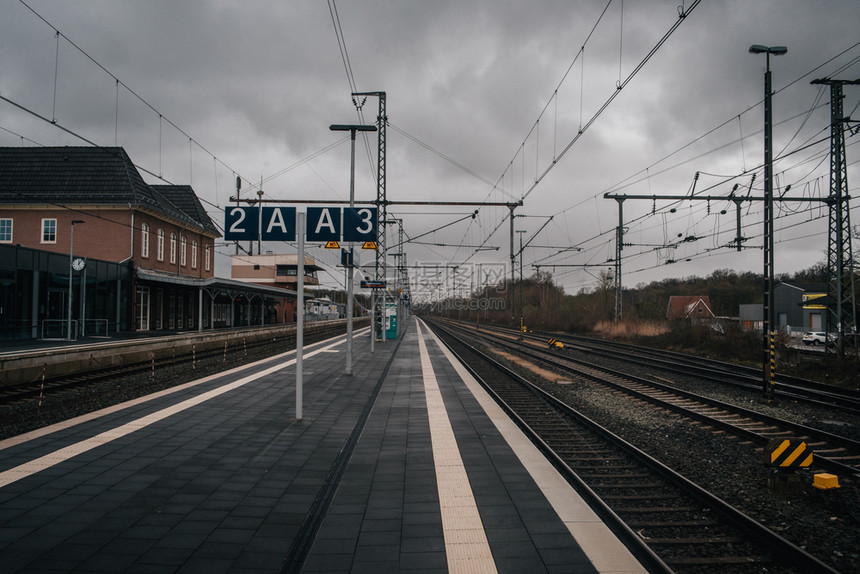 旧式欧洲风格的火车站台平金属丝建筑学景观图片