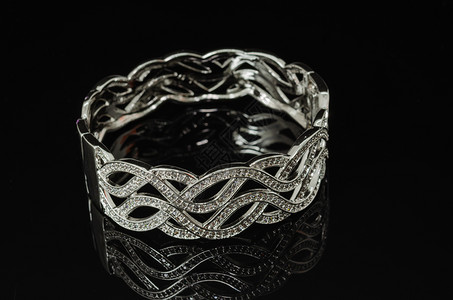 铂礼物黑背景的彩色珠宝首饰Bracelet购物图片