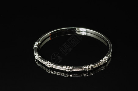黑背景的彩色珠宝首饰Bracelet银时尚饰品图片