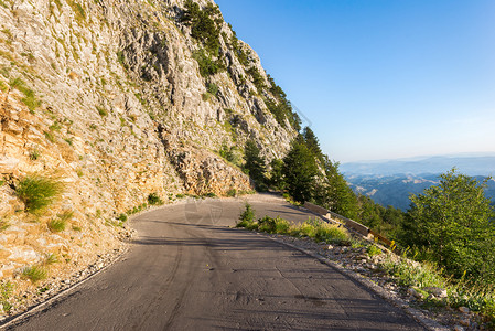 夏天蛇纹石黑山日出时公路的转弯山区公路的转弯高山道路的转弯运输图片