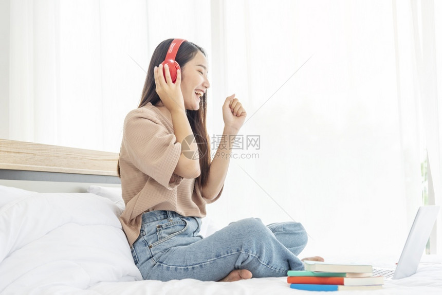 戴着耳机享受音乐的女孩图片