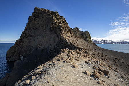 大陆寒冷的南极洲欺骗岛屿上的卡尔德拉火山口边缘的墙壁白色背景