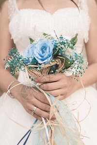 奏鸣曲浪漫的年轻握着蓝花束新娘之手图片