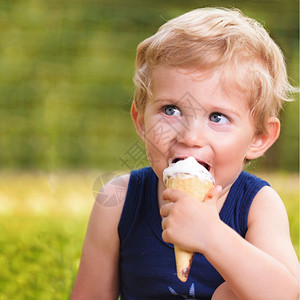 吃冰淇淋的小男孩快乐的高清图片素材