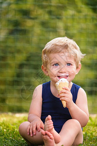 吃冰淇淋的男孩户外高清图片素材
