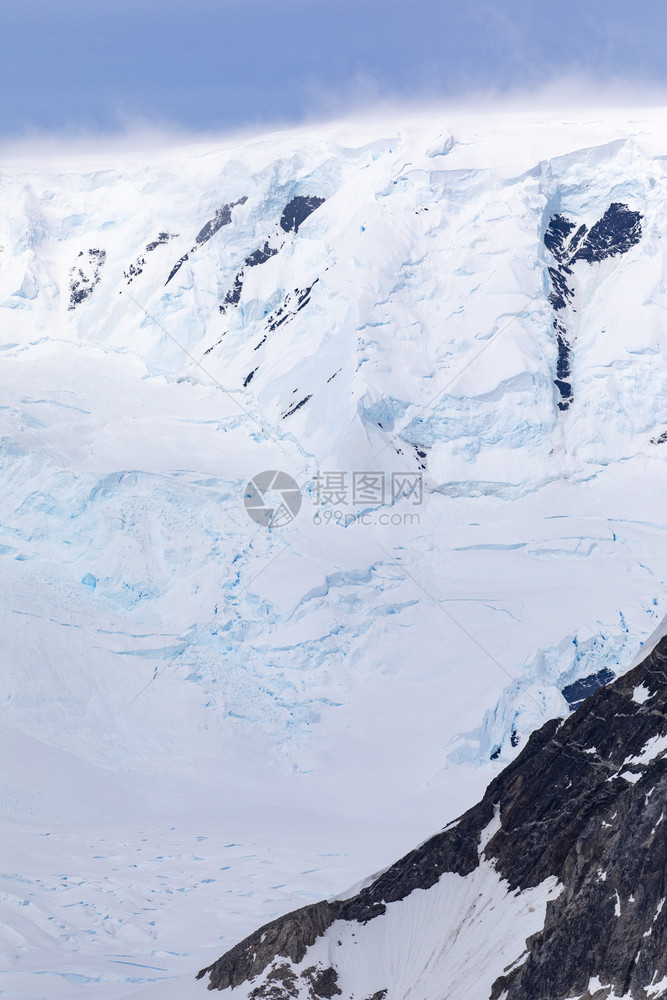 深谷至高山冰川由厚岩中黑上的雪和冰构成奇观独特冷若冰霜图片