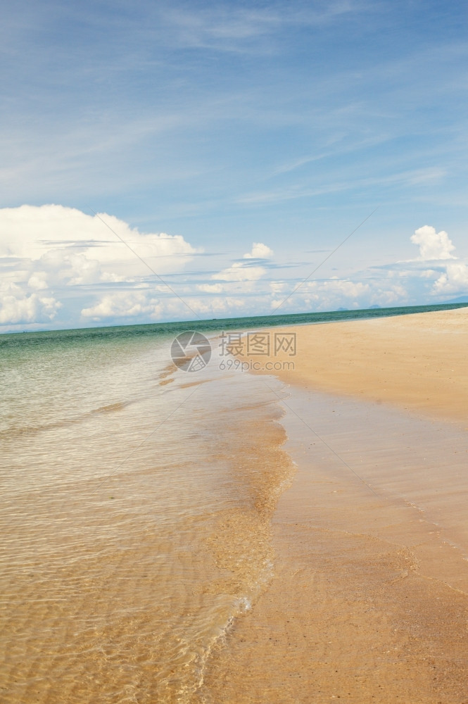 旅游阳光明媚的海滩蓝和清洁天空晴泰国图片