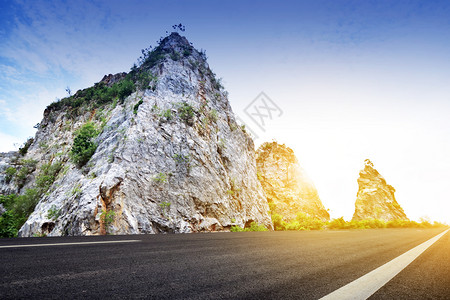运输交通顶峰泰国拉恰布里Ratchaburi路岩山背景自然阳光图片