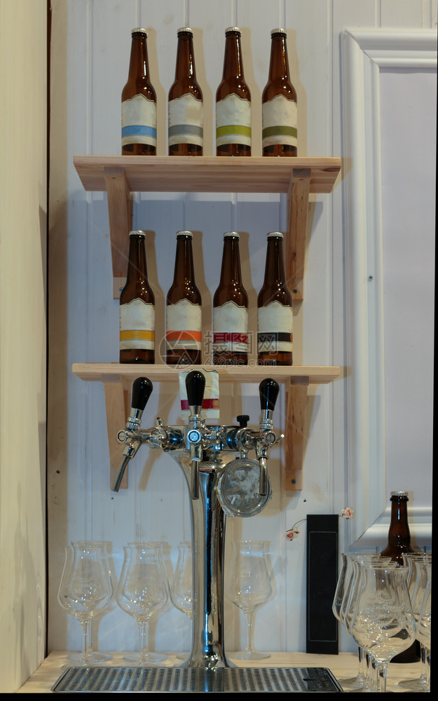 室内的金属机器钢板用于在底壁壳上抽啤酒玻璃和瓶子的钢板图片