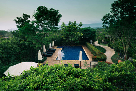 大自然中户外酒店游泳池美丽的高清图片素材