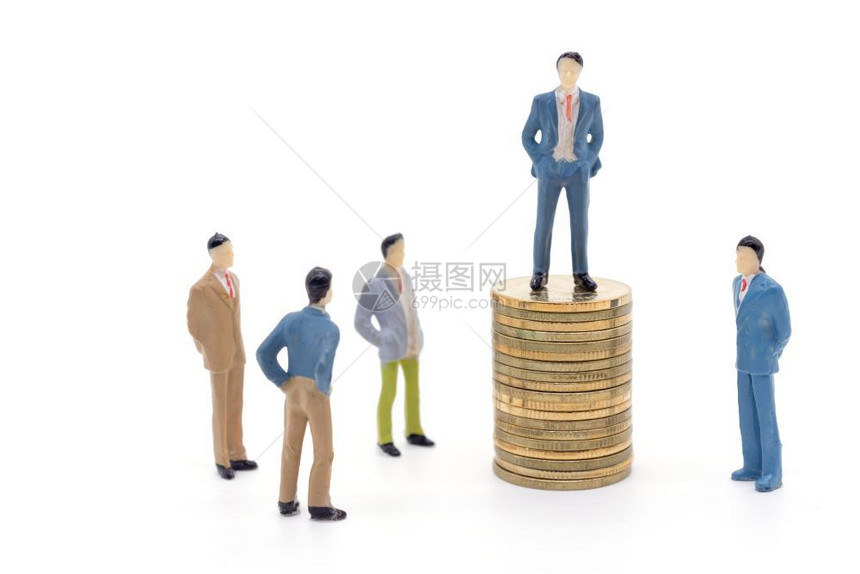 商人男白色背景的微型商家和硬币薪水图片