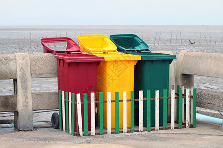 保护垃圾桶箱海滩桶塑料箱分类废物回收公园环境的图片