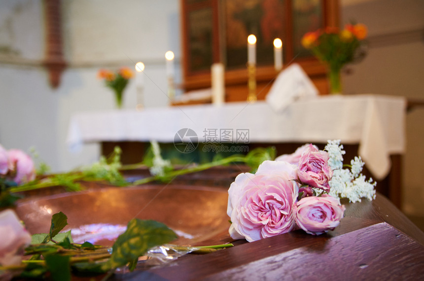 宗教堂的婚礼仪式结美丽的图片