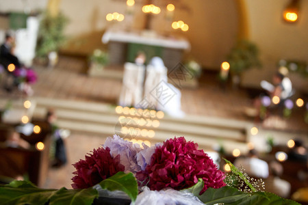 教堂的婚礼仪式天主教绿色男图片