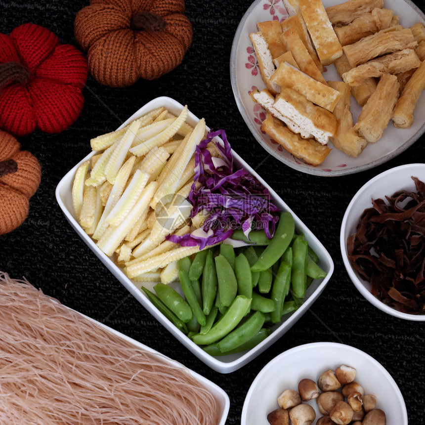 烤干米麦饭的食品成分从最顶端看蔬菜越南素食菜给者吃碗菜可以在家里用面条蔬菜蘑菇豆腐做早餐盘子食物节俭图片