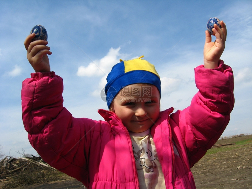蓝天背景上带复活节鸡蛋的小姑娘图像仪式食物宗教图片