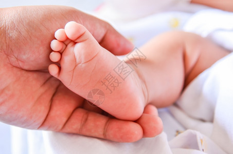 婴儿脚新生进入母亲的手中生活为人父母家庭图片
