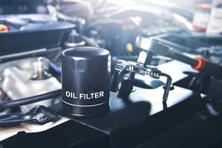 代替行业作坊修理车库的发动机油系统维修车辆新的油滤过器图片