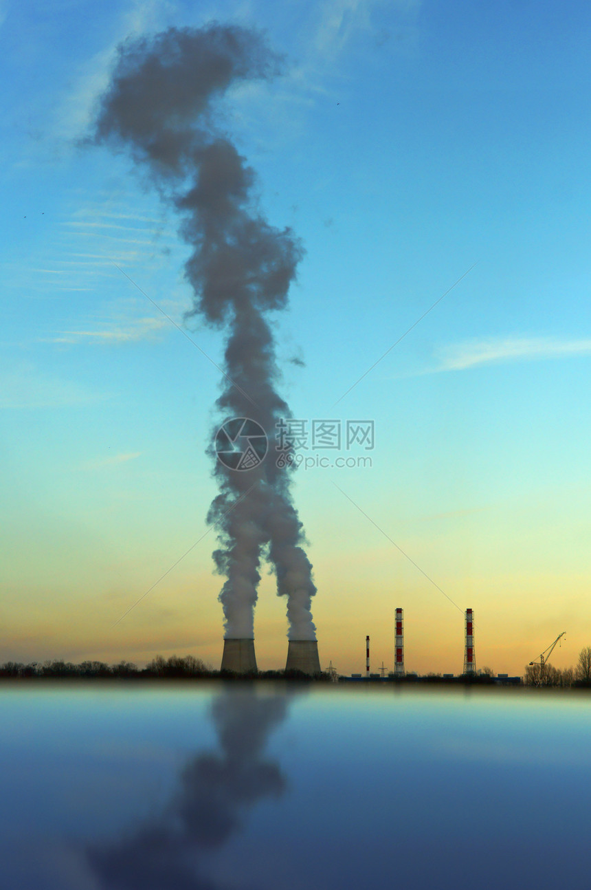电力热站能源厂煤电气蒸汽工厂业烟热发电站浓滚日落时囱冒出的工业气体生产图片