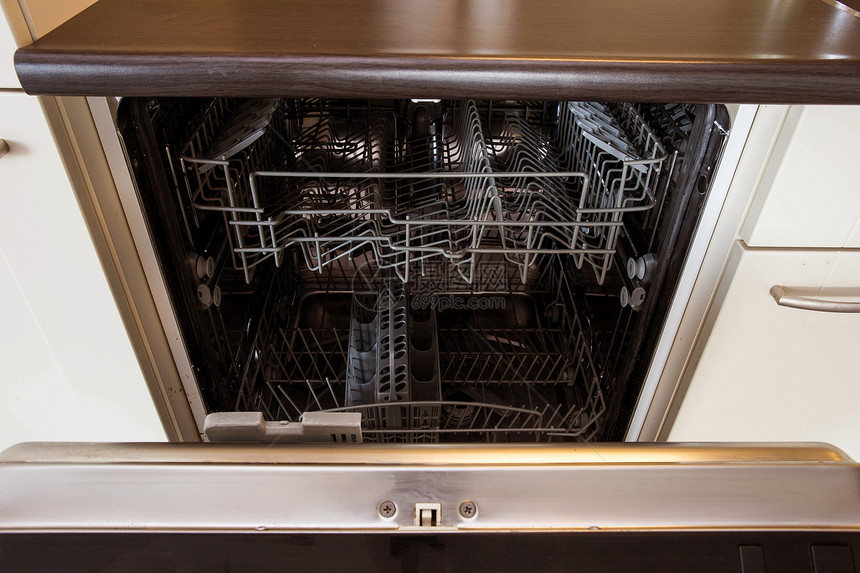 现代厨房中的半开式空洗碗机特写现代厨房中的半开式空洗碗机洁净玻璃器皿图片