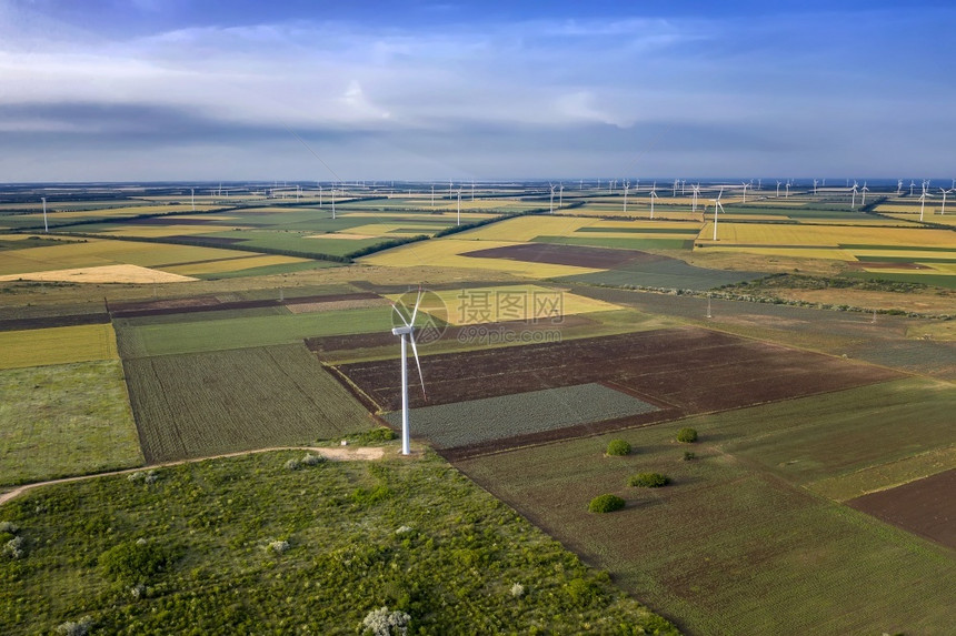 田地和风力涡轮机场空中视图回转风景优美水平的图片