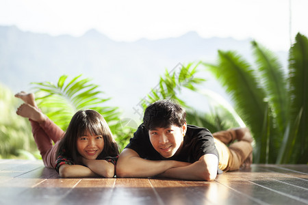 屋享受生活在家用木地板上快乐面对着幸福的孔年轻亚洲男女更图片
