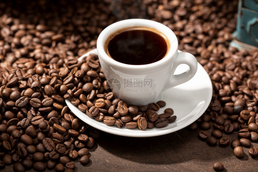 美食香气Espresso咖啡杯和烧烤豆磨床图片