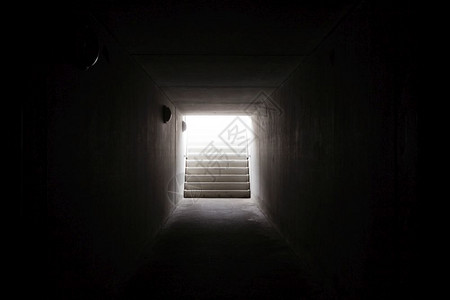 隧道尽头的灯光有楼梯隧道尽端的黑暗光有楼梯抽象的商业墙入口高清图片素材