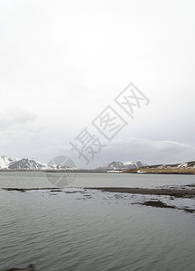 冰原山地和湖周围的Sneefellsnes冰川水美丽的背景图片