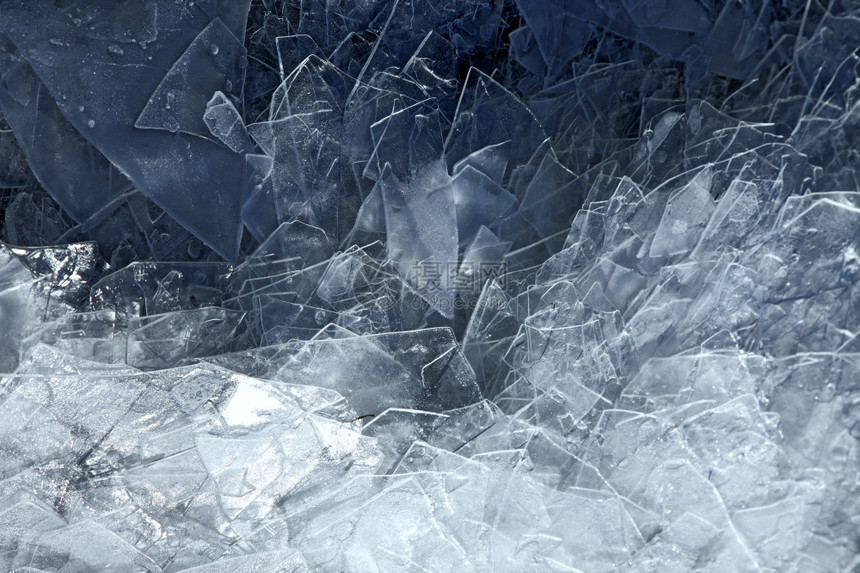 混乱满的极冷冻水上碎裂蓝冰图片